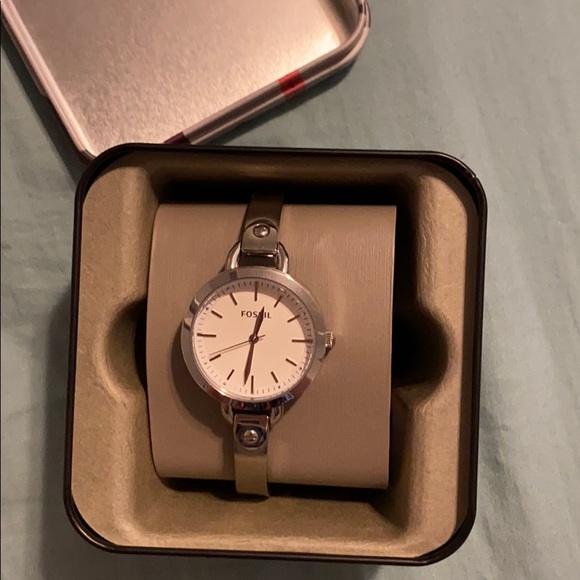 Women’s silver fossil watch - Picture 1 of 4